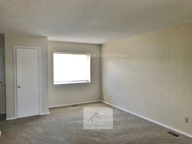 Photo - 527 Comanche Village Dr
