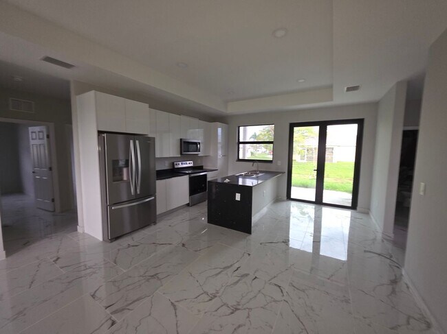 Photo - 1035 Kismet Pkwy W