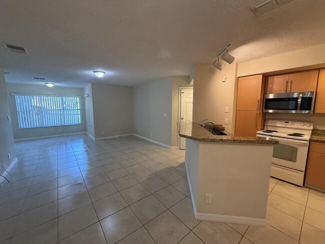 Building Photo - 3390 Pinewalk Dr N Unit 1012