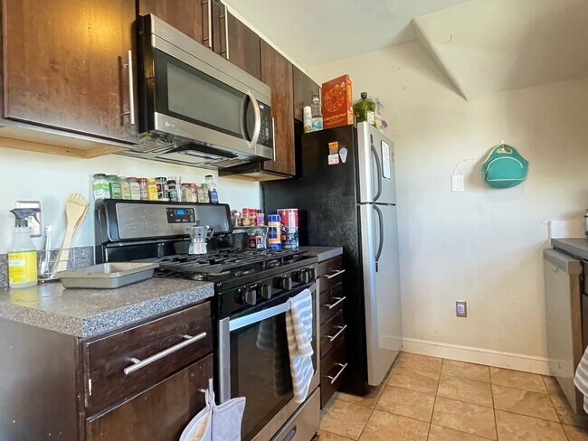 Photo - 839 Parker St