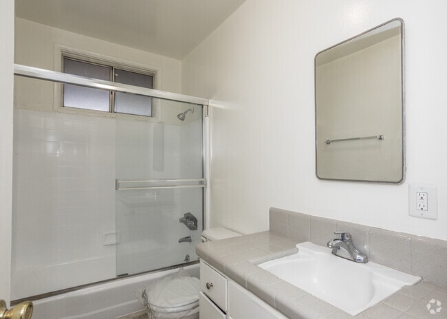 1HAB, 1BA - 700 ft² - 3754 Vinton Ave