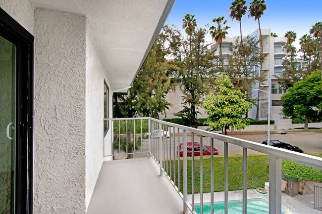 Photo - 8430 De Longpre