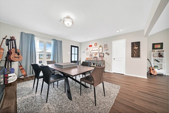 Photo - Charming 4-Bed Home with Granite Elegance in Sugar Land