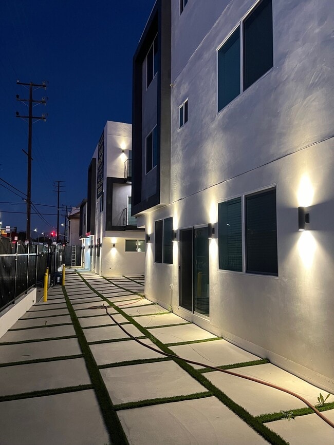 Building Photo - 1301 E 27th St