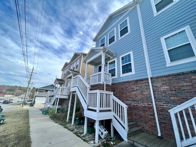877 W North St