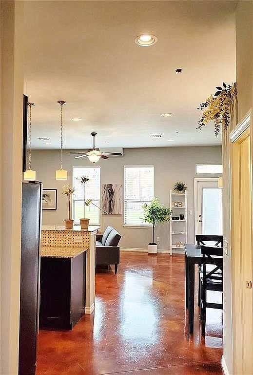 Photo - 477 S Fretz Ave