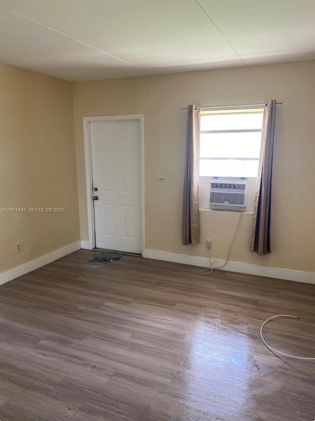 Photo - 1111 SW 2nd St Unidad 1111