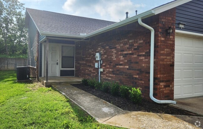 Building Photo - 3 Bed 2 Bath 2 Car Garage in Highly Desire... Rental