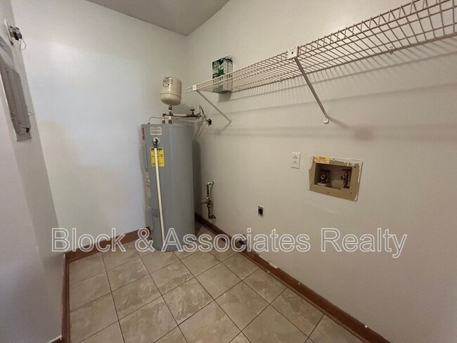 Photo - 316 Windsor Manor Way