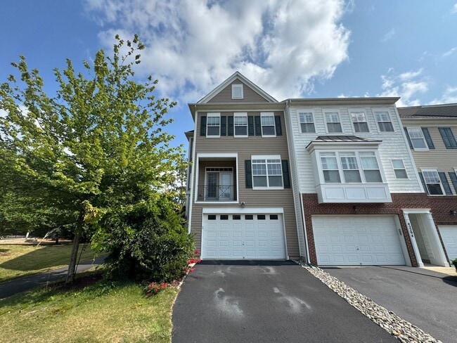 Building Photo - Luxurious 3 Bed 2.5 Bath End-Unit Townhome...
