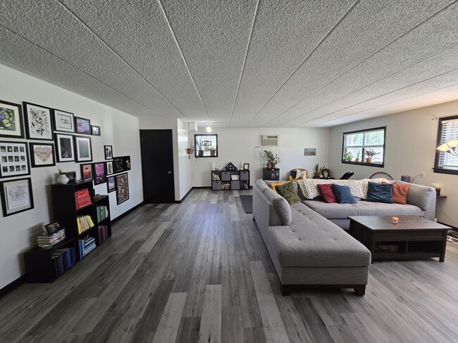 Living room 22' x 24' - 209 Kimbell Ave Apartamentos Unidad 1B