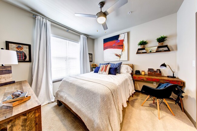 Lujoso dormitorio principal | Apartamento en Nashville, TN | 909 Flats - 909 Flats