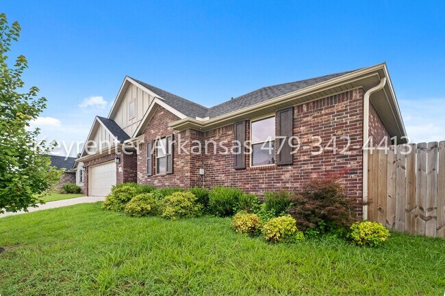 Photo - Spacious 3 Bedroom Home with Fireplace & Fenced Backyard in Siloam Springs