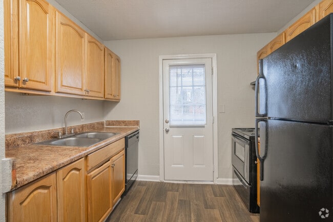 2BR, 1BA - 885SF - Kitchen