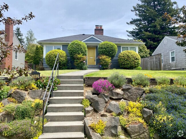 Building Photo - West Seattle Home