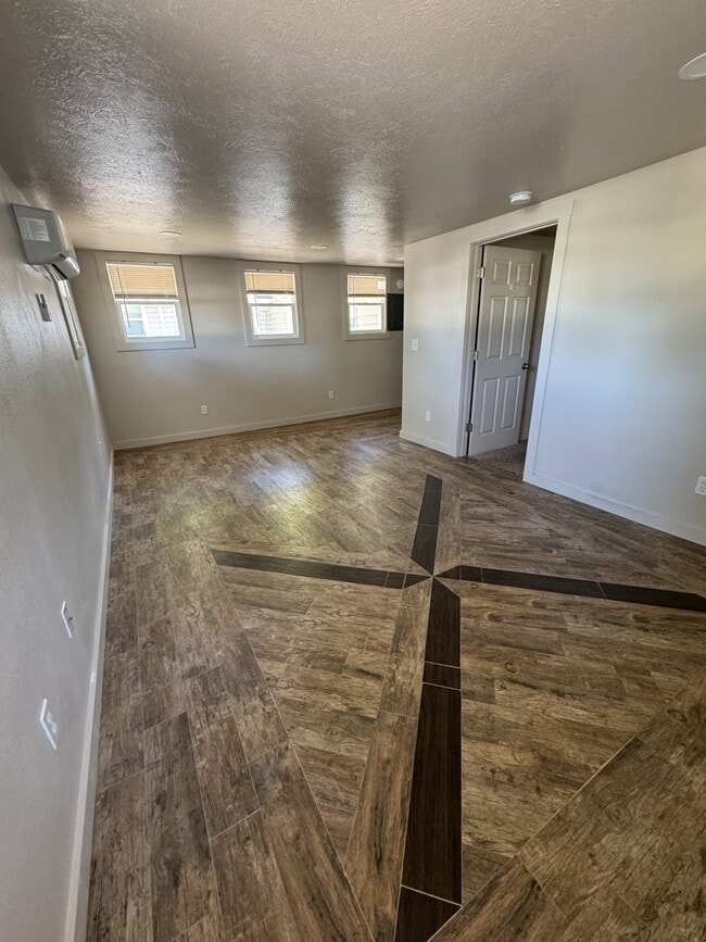 Photo - 1285 E 4th N