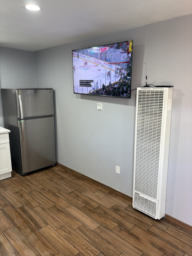 Photo - 1456 W 6th St