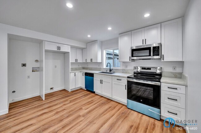 Photo - 11845 Hamlin St