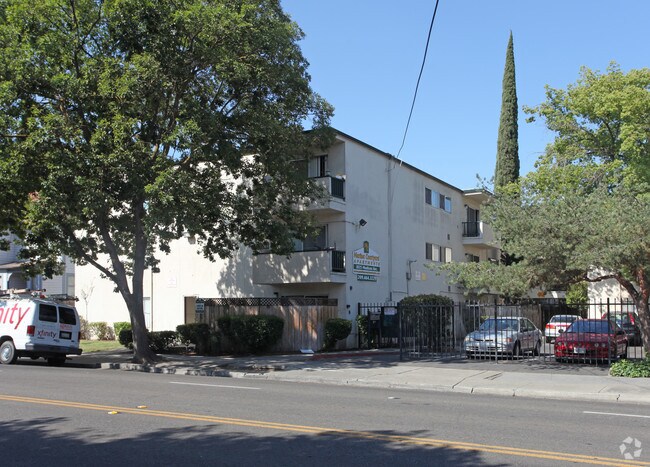 Primary Photo - 1025 N Madison St Apartments