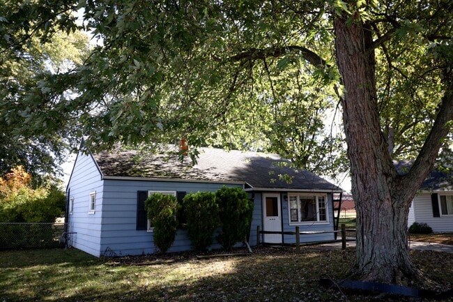 Building Photo - 3 Bedroom House