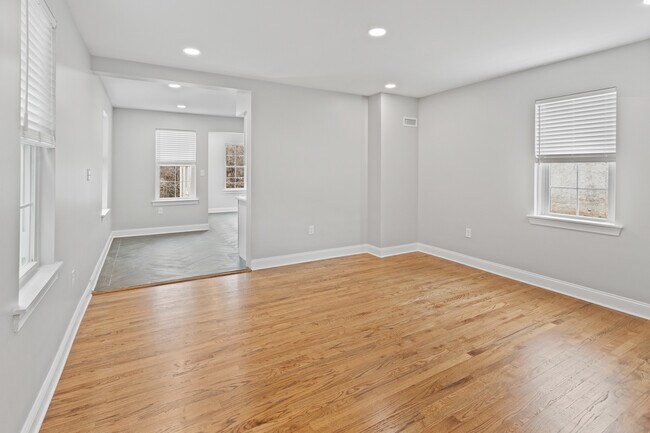 Photo - 731 E Elm St