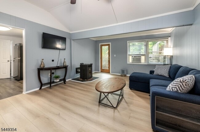 35 Bayonne Dr
