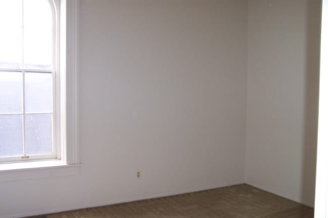 Building Photo - 140 E Main St