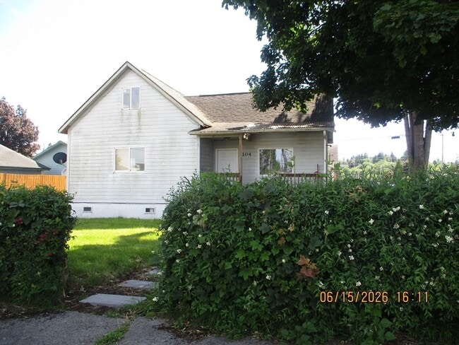 Building Photo - 1104 2nd St