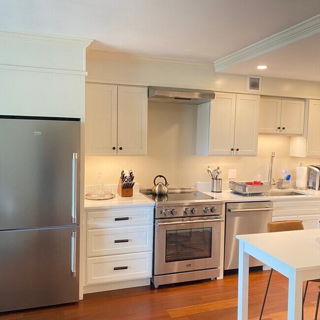 Photo - 145 Pinckney St Unit 306