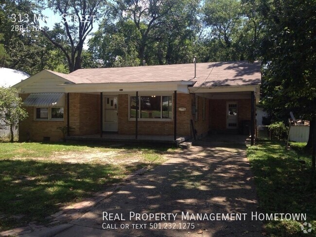 Building Photo - CUTE LITTLE BRICK HOME IN THE CITY WITH AW...