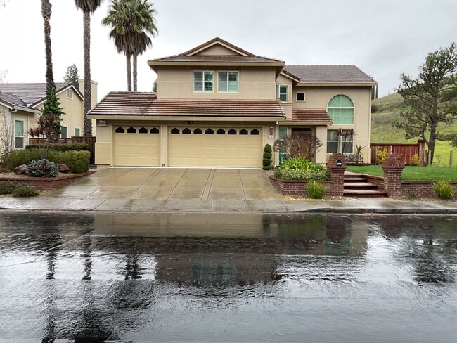 Building Photo - Gorgeous Home in Gated Community