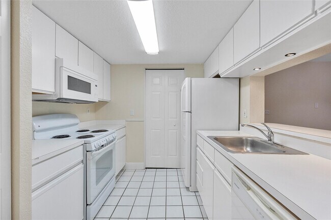 Photo - 9899 Westview Dr Unit 516