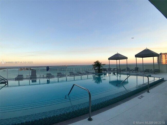 Building Photo - 218 SE 14th St Unit 1006