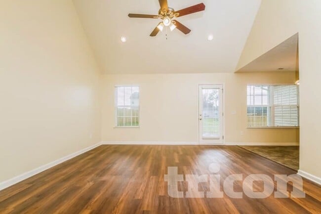 Photo - 1020 Niagra Way