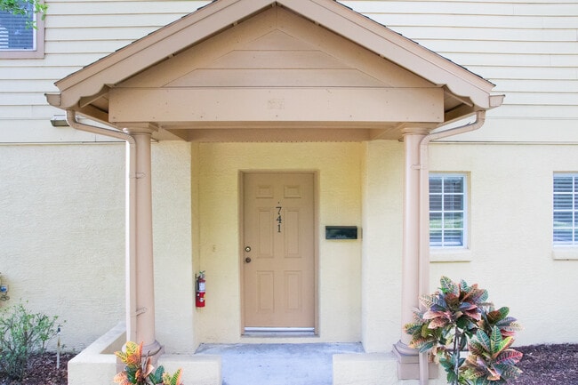 Entrada principal - 405 S Lake Ave