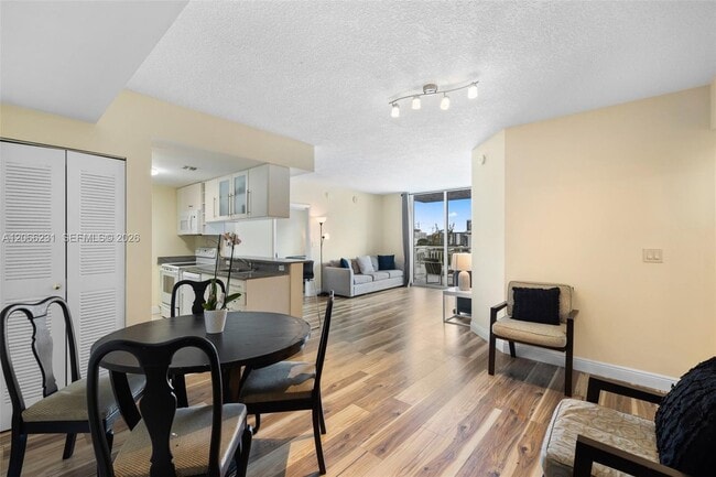 Building Photo - 275 NE 18th St Unit 710