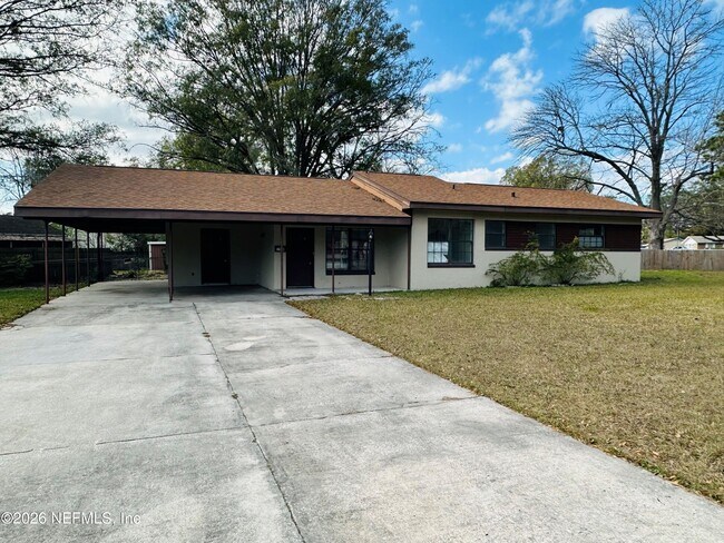 Photo - 1904 Delaroche Dr W