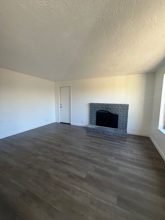 Building Photo - 2-Bedroom 1-Bathroom Duplex close in Sprin... Rental
