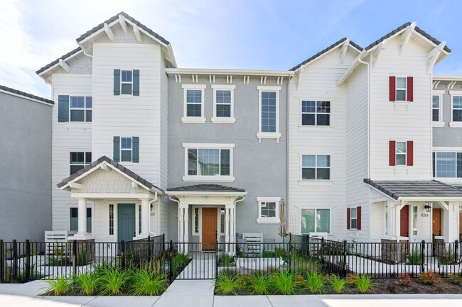 Updated 3 bed 2.5 bath Townhome available ... - Updated 3 bed 2.5 bath Townhome available ...