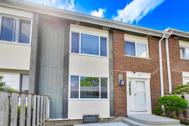 Building Photo - 281 Dupage Dr
