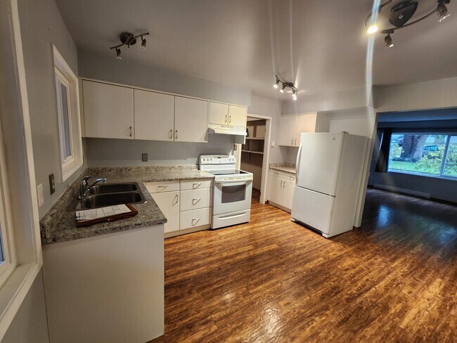 Photo - 568 Phelps Ave