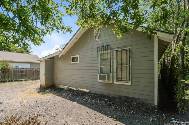 Photo - 1819 San Carlos St