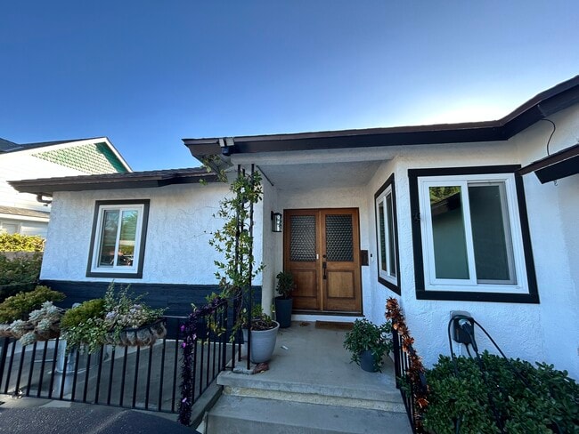 Building Photo - 10100 Sophia Ave