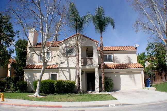 Building Photo - Beautiful 2-story home located in Calabasa...
