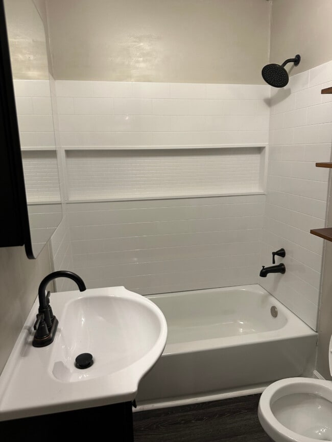 05 Bathroom Pic 1 - 320 Clintonville Rd