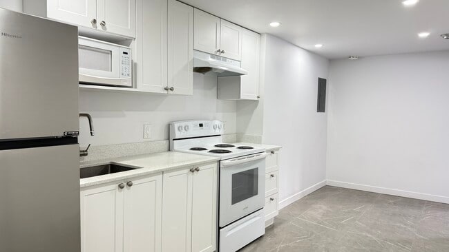 Building Photo - 136 Rue Bérard Unit 3795 rue Saint-Kevin