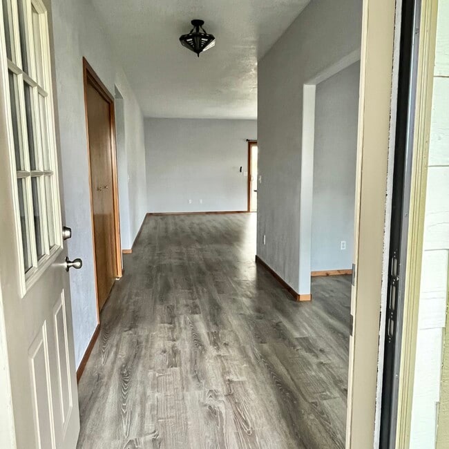 Entrada - 107 Applewood Dr