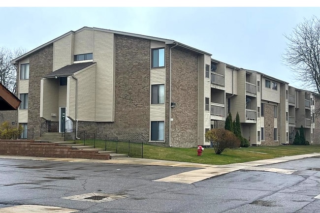 Building Photo - 30535 W 14 Mile Rd Unit 1