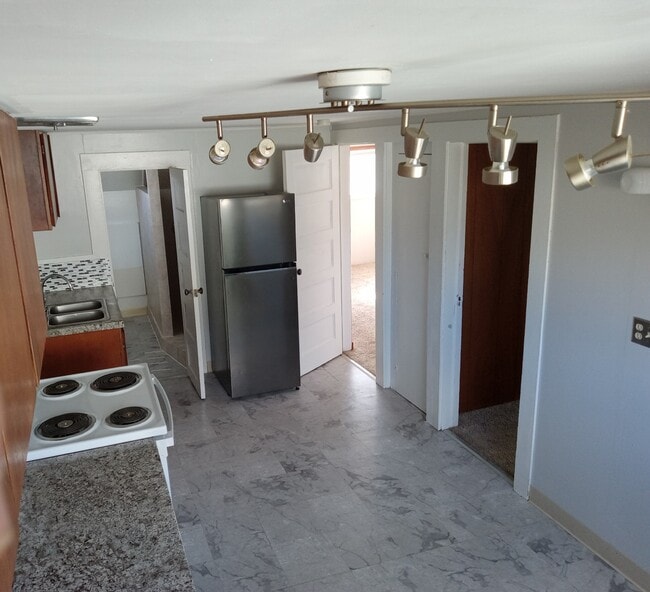 Building Photo - 115 W 5th St Unit apt B