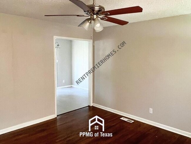 Photo - 4000 Emerson Dr